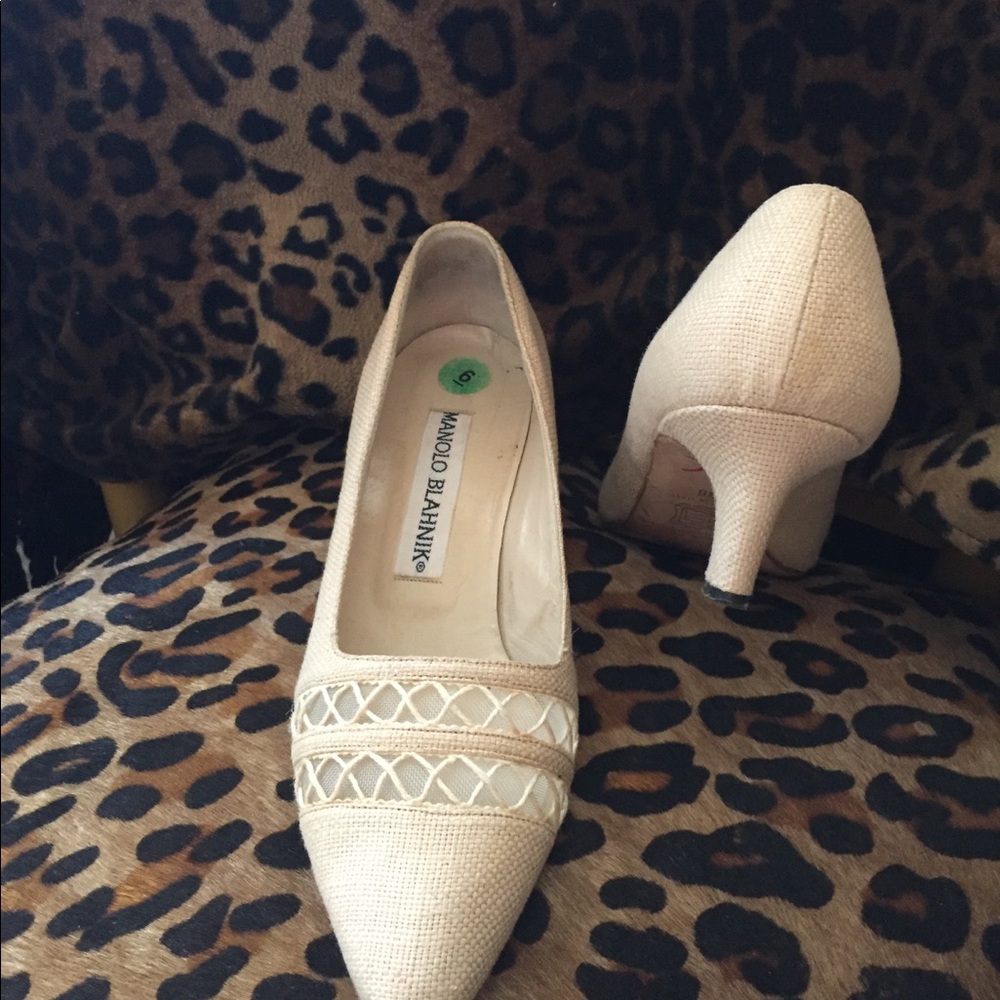 Manolo Blahnik tan linen pumps